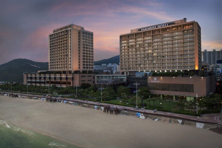 호텔, 인공지능으로 서비스 혁신…IoT 제어, 음성인식 AI 로봇 융합