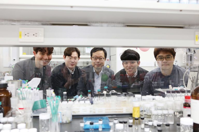 유리 투명성 갖춘 유연 디스플레이 소재 개발