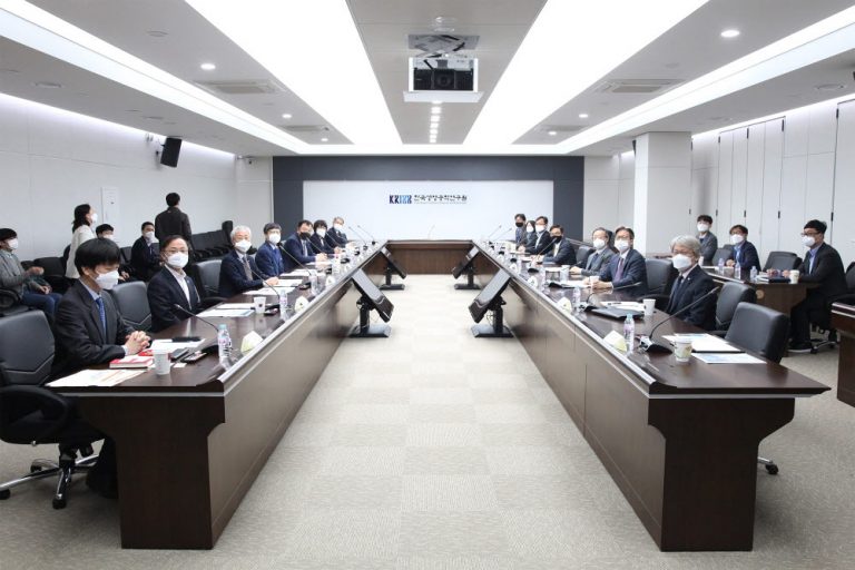 [사진]코로나19 치료제·백신 지원 긴급회의