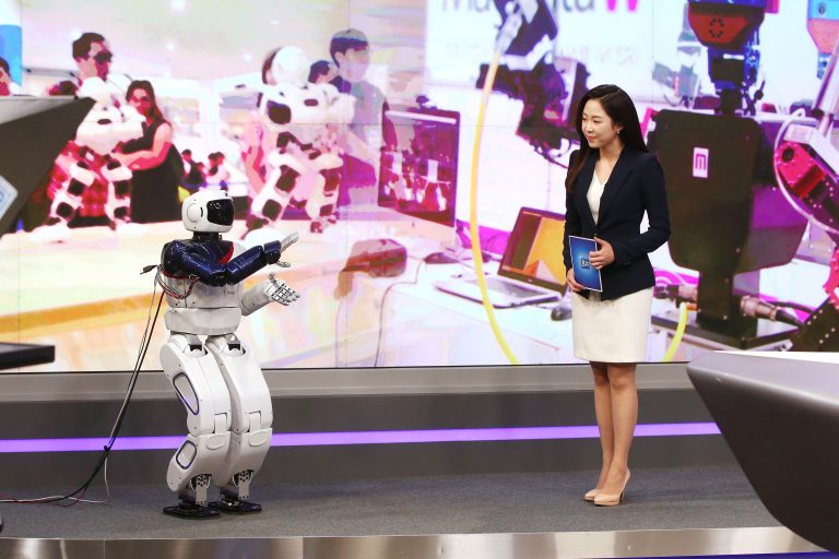 휴보, 방송서 로봇 뉴스앵커 활약