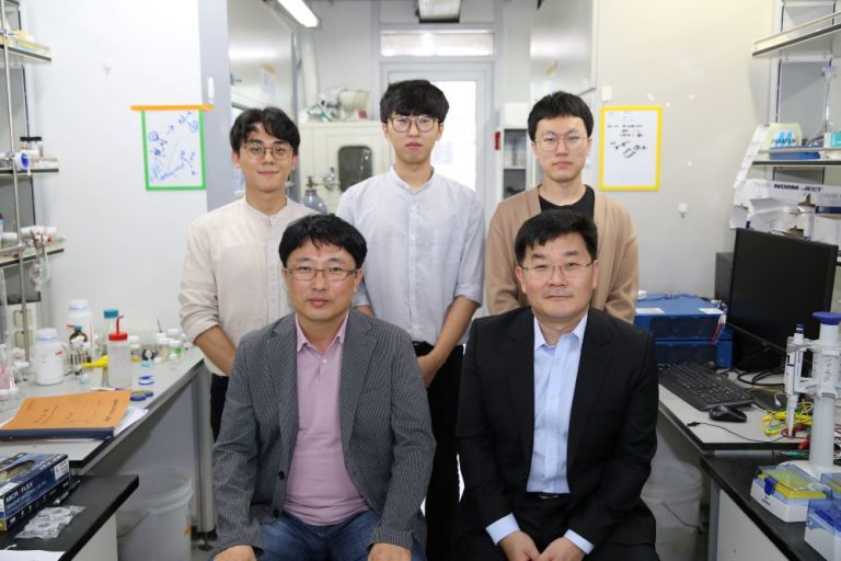 전극만으로 분자 반응성 조절 성공